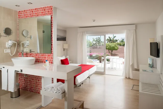 جناح جونيور بسرير كينج بشرفة مع أريكة، Aequora Lanzarote Suites 10/10