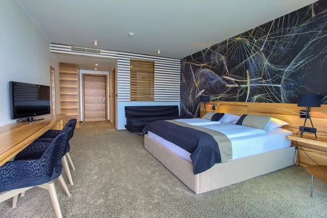 غرفة ديلوكس بسرير كينج بإطلالة على البحر بشرفة مع أريكة، Hotel Villa Margaret 2/4