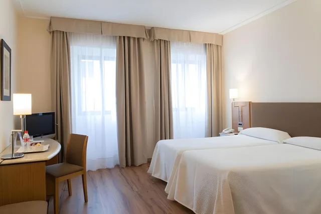 غرفة بسرير مزدوج وسريرين منفصلين، Hotel Inglaterra 1/1