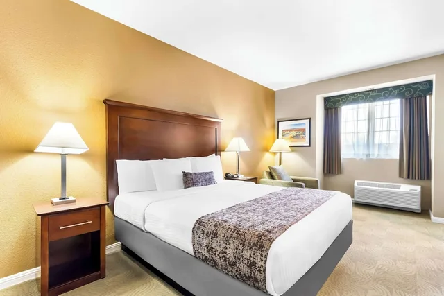 غرفة قياسية بسرير كينج مع أريكة لذوي الإعاقة، Best Western California City Inn & Suites 1/2