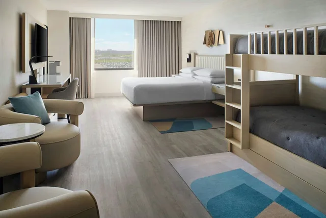 غرفة بسرير كينج مع أريكة، Toronto Airport Marriott 3/10