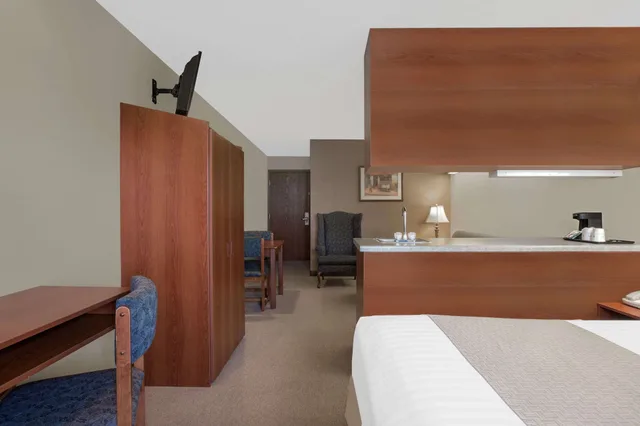 جناح بسرير كوين مع أريكة، Microtel Inn And Suites Gardendale 2/4