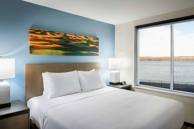Guest Room, King Bed, Den, High Floor، Hyatt House East Moline/Quad Cities 1/4