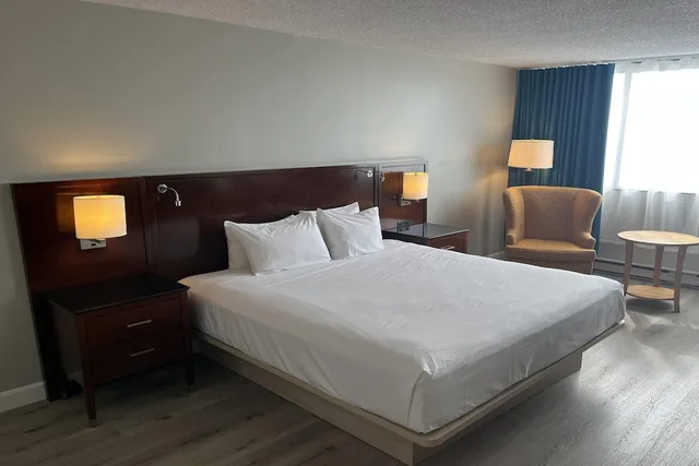 غرفة بسرير كينج في الملحق، Travelodge by Wyndham Hotel & Convention Centre Quebec City 1/7