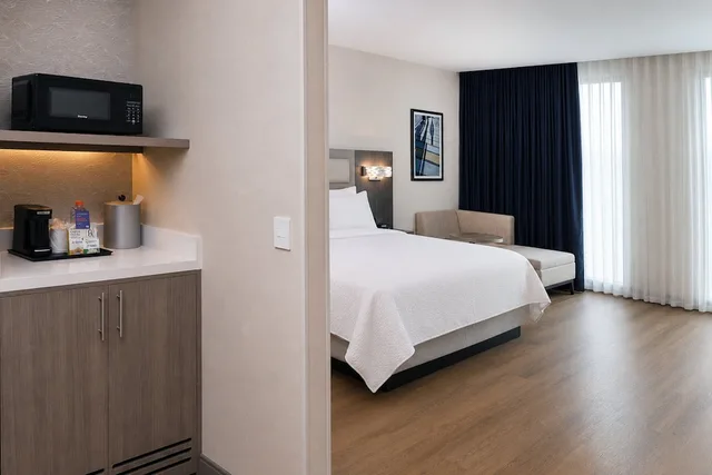 Standard, King Bed, Extra Floor Space, Holiday Inn Express And Suites Monterrey Sendero 6/10