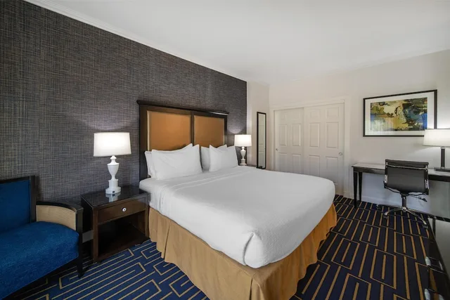 جناح بسرير كينج مع أريكة بحوض جاكوزي، Best Western Plus Palm Court Hotel 1/2