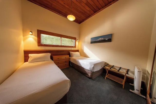 كوخ بسرير كينج وسرير كوين وسريرين منفصلين، Powderhorn Chateau 1/10