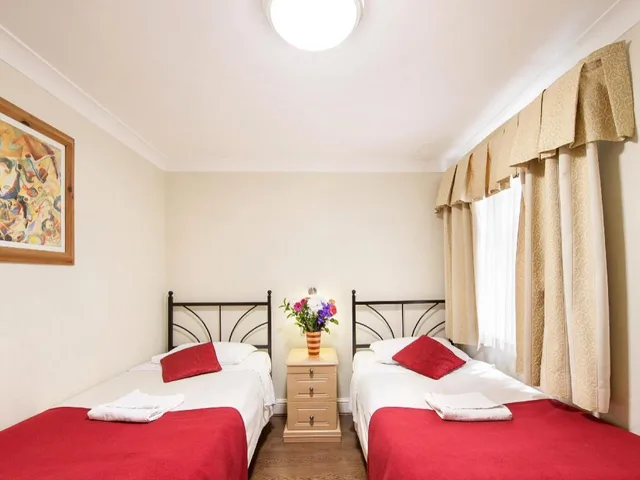 غرفة اقتصادية بسريرين منفصلين، The Fairway Hotel 2/3