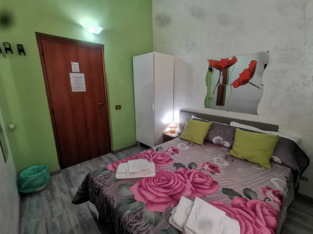 Room, Queen Bed, Shared Bathroom, Roman Holidays Hostel 1/6