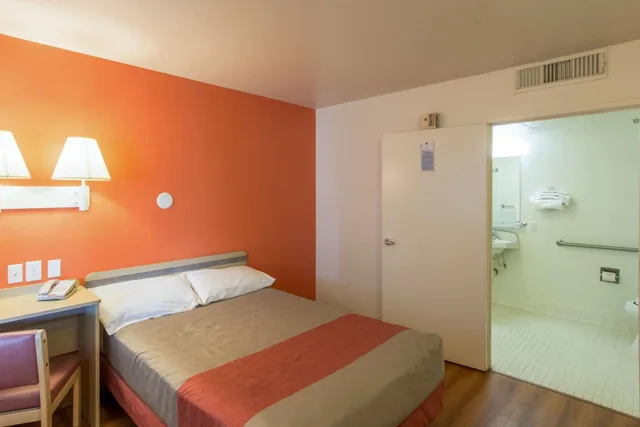 1 Queen Bed - Micfridge، Motel6 Redding, CA - North 7/10