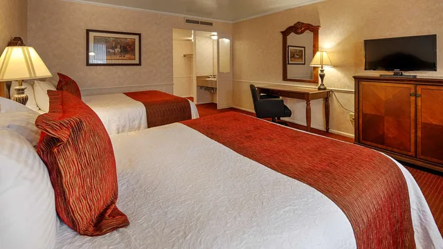 غرفة بسريرين مزدوجين يُسمح فيها بالحيوانات الأليفة، Baugh Motel, SureStay Collection By Best Western 1/1