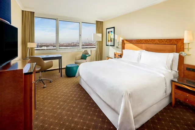 Westin, Guest Room, Executive, King Bed، The Westin Grand Munich 2/5