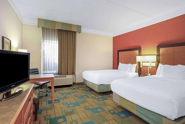 غرفة بسريرين مزدوجين، La Quinta Inn Suites Winston Salem 2/3