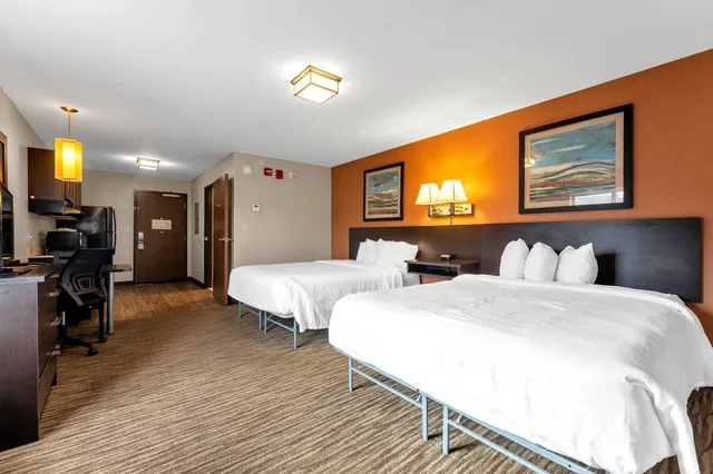 Efficiency, 2 Queen Beds، Suburban Studios Washington, PA 2/4