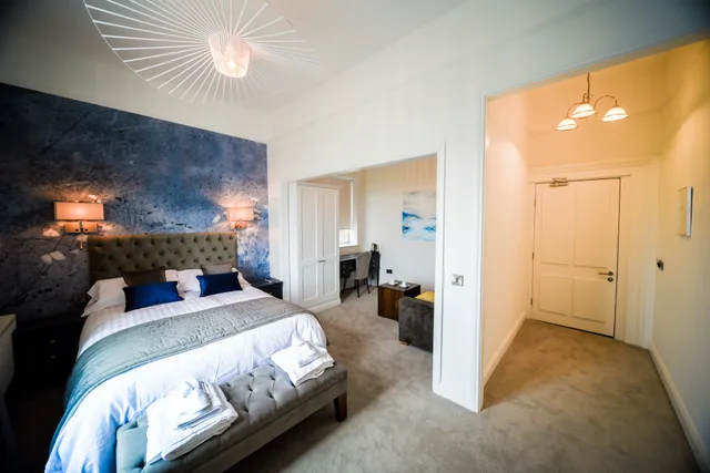 Ideal, The Strand Hotel 2/4