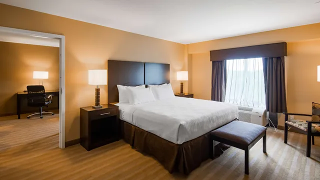 غرفة قياسية بسرير كينج لذوي الإعاقة، Best Western Plus Thornburg Inn & Suites 1/6