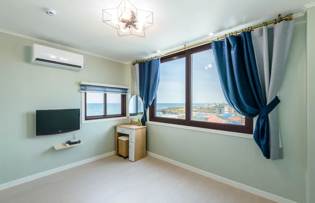 Sky, 3 Queen Beds، On The Sea Pension 10/10