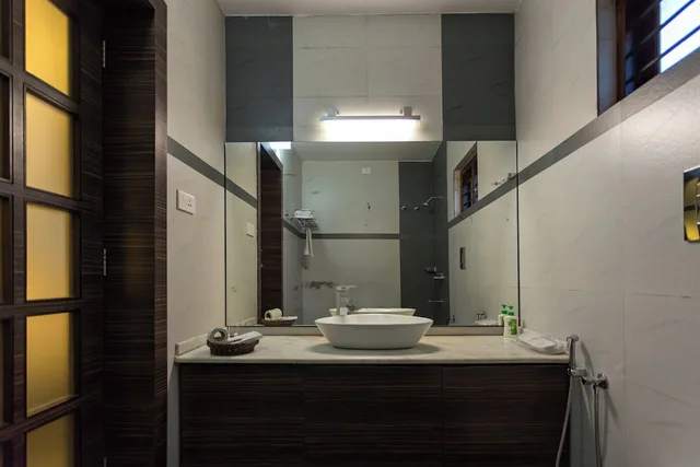 Rosewood, Queen Bed، The Woods Resort 9/10