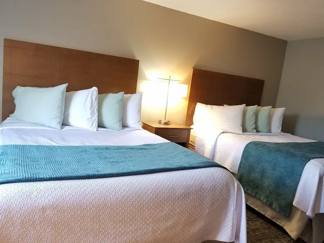 غرفة قياسية بسريرين كوين، Hampton Village Resort 4/8