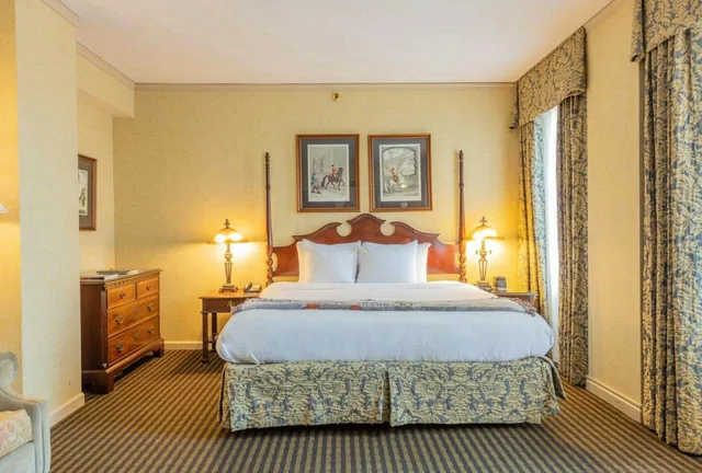 غرفة كلاسيكية بسرير كوين، The Brown Hotel 1/2