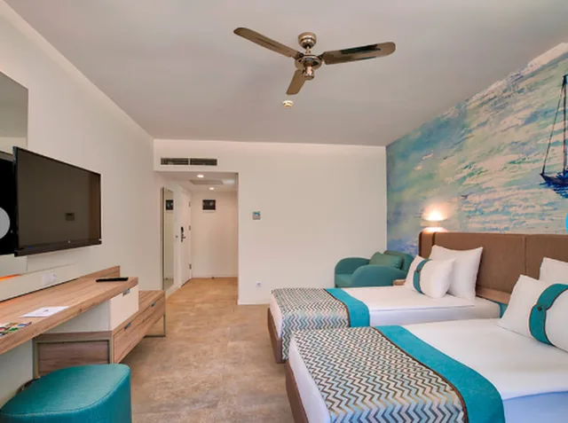 غرفة بسرير مزدوج بإطلالة على البحر، Pirates Beach Club All Inclusive 2/6