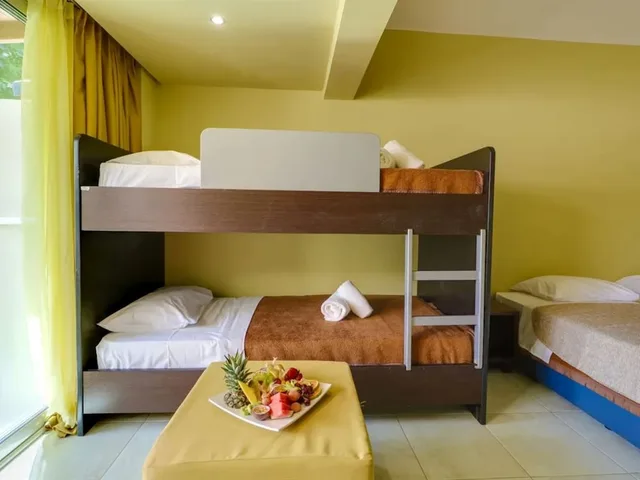 غرفة عائلية رباعية بسرير مزدوج وسرير بطابقين بإطلالة على الحديقة، Cathrin Hotel By Anayia All Inclusive Resorts 1/1