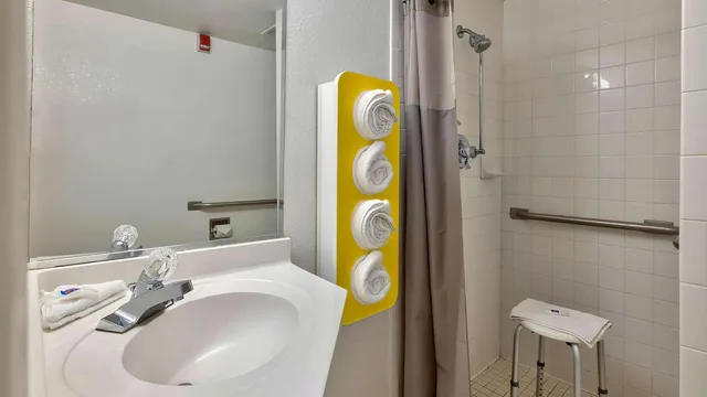 1 Full Bed - ADA/RI Shower، Motel6 Santa Rosa NM 7/8
