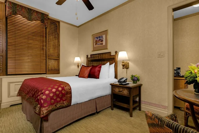 Petite, Queen Bed, Casablanca Hotel 1/3