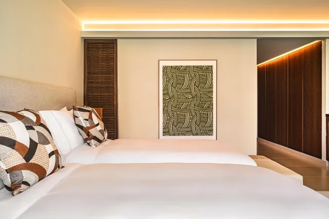 غرفة بريميوم عائلية بسرير كينج وسريرين منفصلين بإطلالة على الحديقة بحوض استحمام، Kimpton Atlântico Algarve, an IHG Hotel 2/6