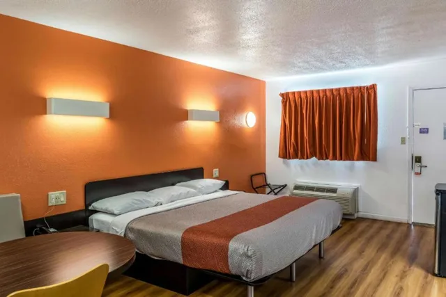 1 Queen Bed Micfridge، Motel6 Chico, CA 2/8
