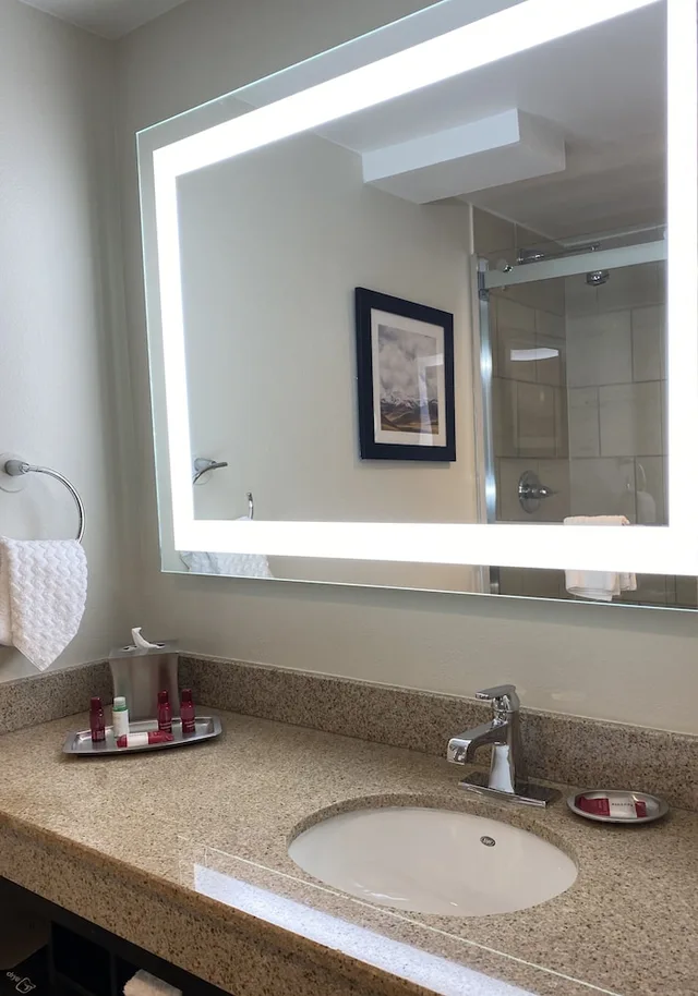 غرفة قياسية بسرير كينج بإطلالة على المسبح، Best Western Denver East 10/10