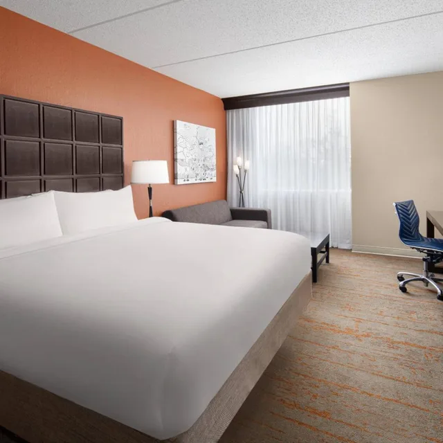 غرفة بسرير كينج مع أريكة، Renaissance Indianapolis North Hotel 1/9