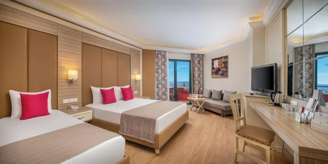 غرفة قياسية بإطلالة جزئية على البحر، Delphin Deluxe Resort 1/5