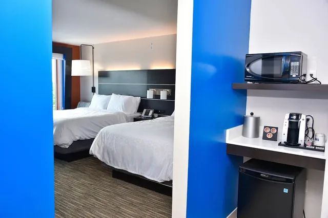 جناح بسريرين كوين، Holiday Inn Express and Suites Bensenville OHare 2/3