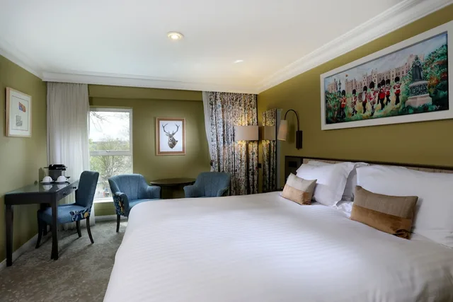 غرفة سوبيريور بسرير كوين، The Castle Hotel Windsor 2/3