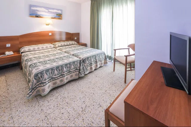 غرفة عائلية بسريرين منفصلين مع أريكة، GHT Balmes Hotel, Aparthotel & Splash 7/10