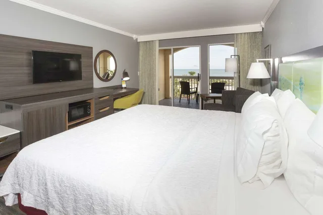 غرفة ديلوكس بسرير كينج بشرفة، HAMPTON INN ST. AUGUSTINE BEACH 1/3