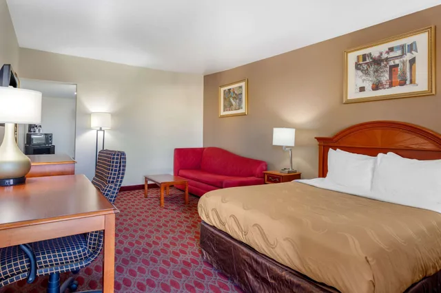 غرفة بسرير كينج مع أريكة يُسمح فيها بالحيوانات الأليفة، Quality Inn & Suites Goodyear - Phoenix West 1/10