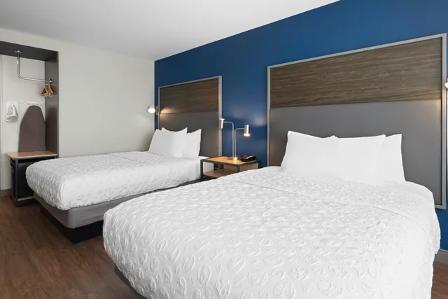 Room, 2 Queen Beds, Tru by Hilton Wisconsin Dells 3/3