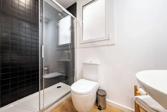 3 Bedrooms, Apartment, 1 Double and 4 Single Beds, 2 Bathrooms، Animapartments Sants 9/10