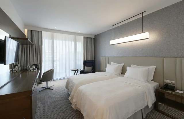 غرفة بريميوم بسريرين منفصلين بإطلالة على المدينة، Makedonia Palace, WorldHotels Luxury 2/4