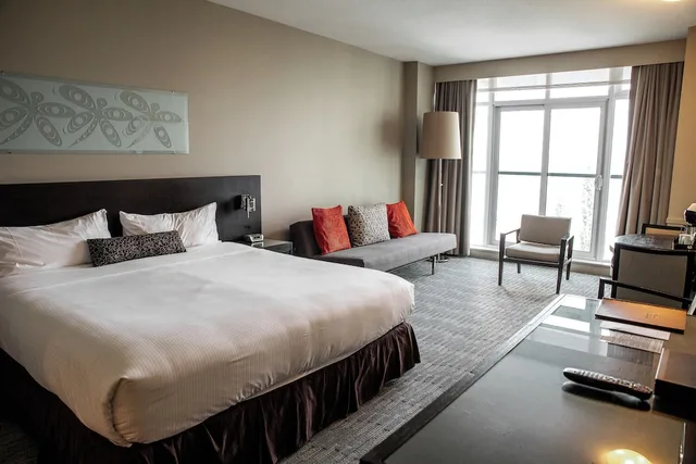 غرفة بسرير كينج بإطلالة على البحر بشرفة، Sidney Pier Hotel & Spa 2/4