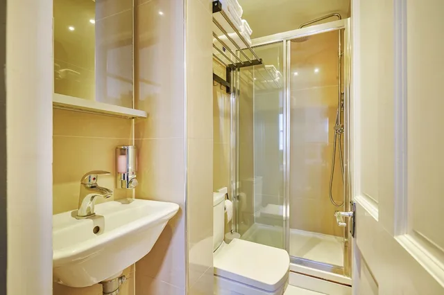 غرفة رباعية بأربعة أسرّة، Huttons Hotel, Victoria London 4/6