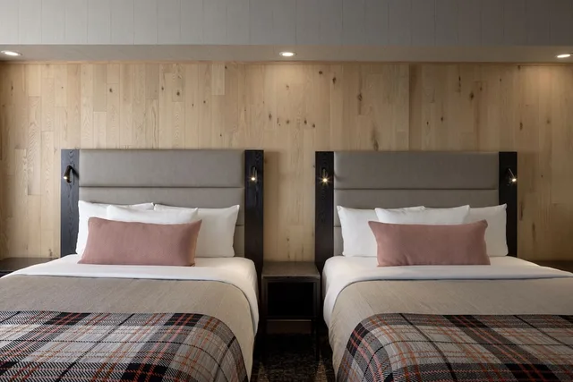 Junior, Studio, 2 Queen Beds, Street View، Peaks Hotel & Suites 6/10