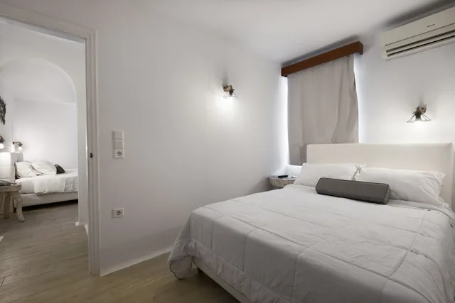 جناح بسرير مزدوج بإطلالة جزئية على البحر مع أريكة، Hotel Tagoo 2/3