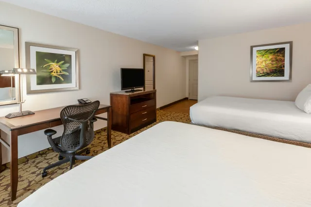room, 2 queen beds, Hilton Garden Inn Pittsburgh University Place 2/4