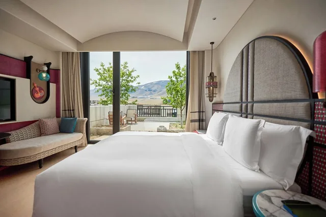 غرفة بريميوم بسرير كينج بإطلالة على الجبل، Hotel Indigo Sayram Lake by IHG 2/5