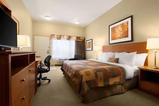 غرفة بسرير كينج لذوي الإعاقة، Ramada By Wyndham Drayton Valley 1/2