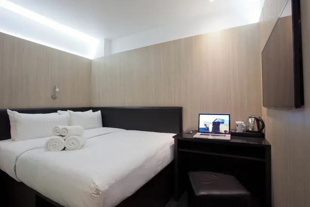Room, Queen Bed, No Window، Z Hotel Victoria 1/2