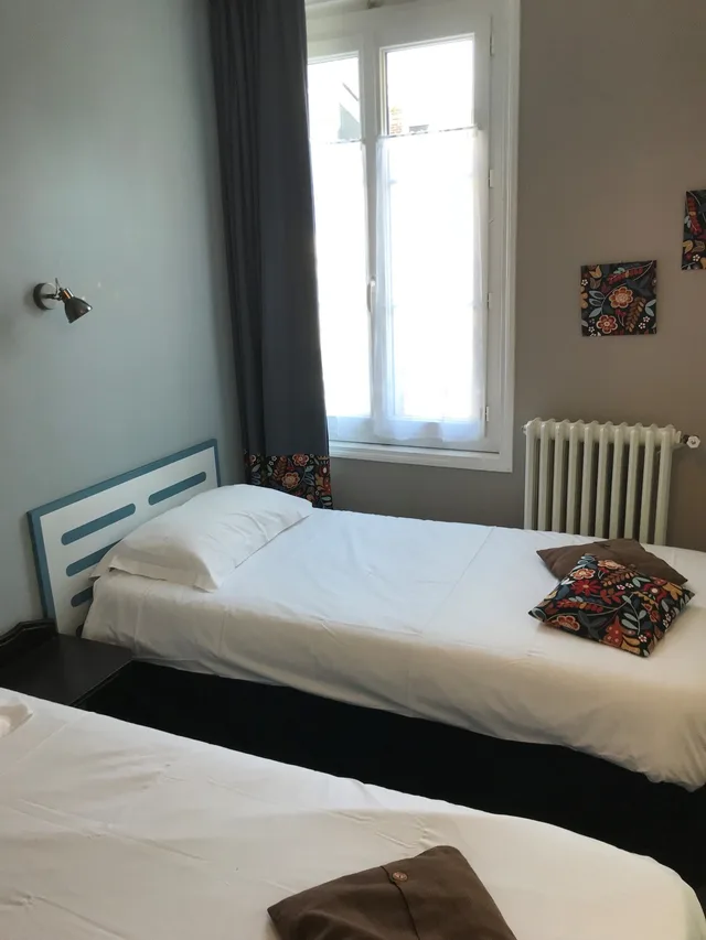 غرفة بسريرين منفصلين، Hôtel De La Paix 2/3